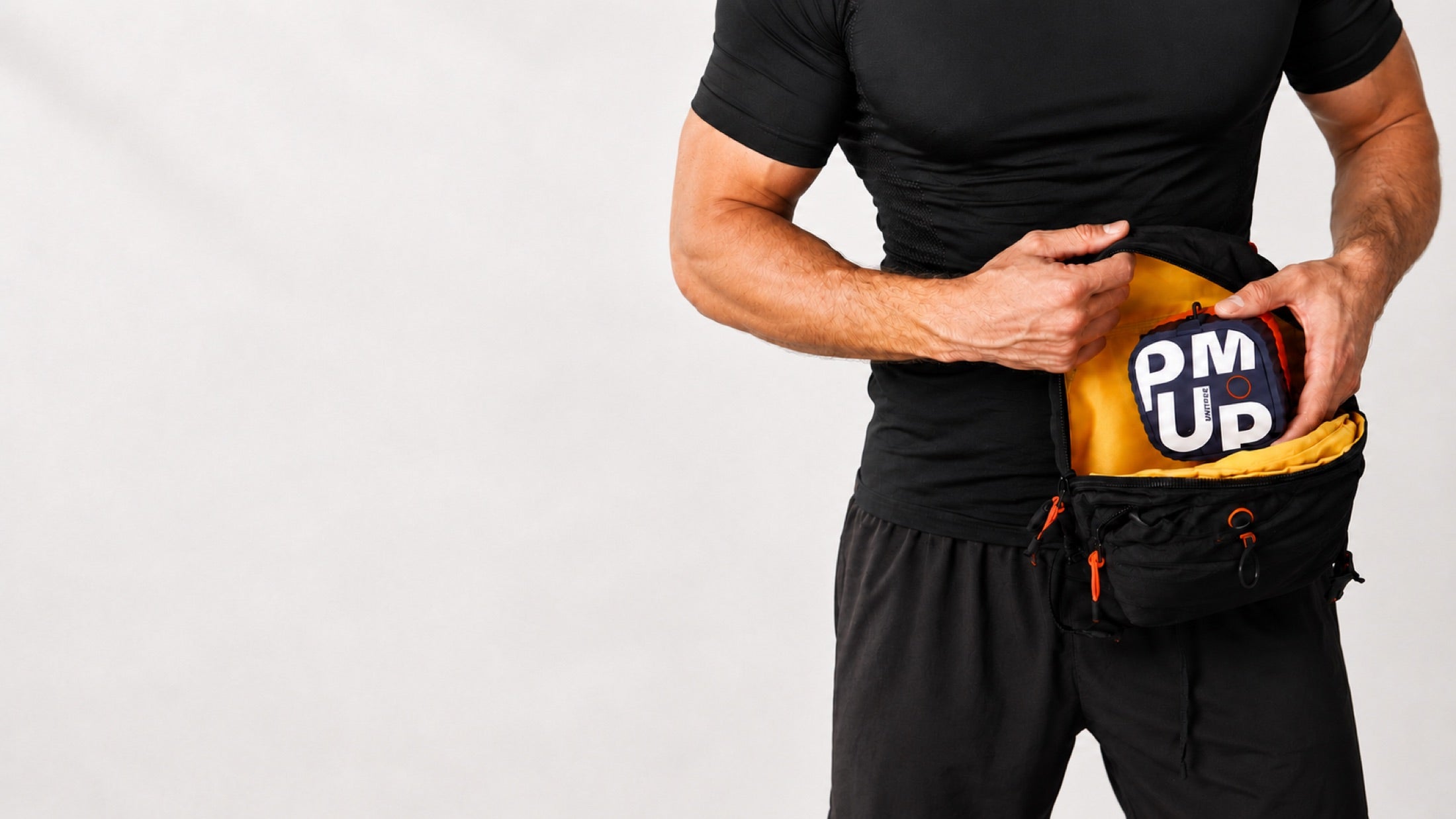 椅子に座りながらPUMPでトレーニングする男性